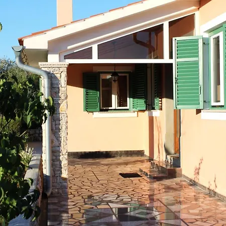 Secluded Family Friendly House Kapelica, Labin - 5536 Nyaraló Raša